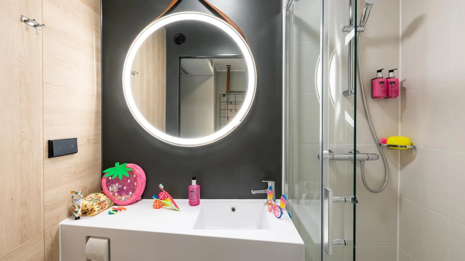 Moxy Dresden Neustadt Hotel